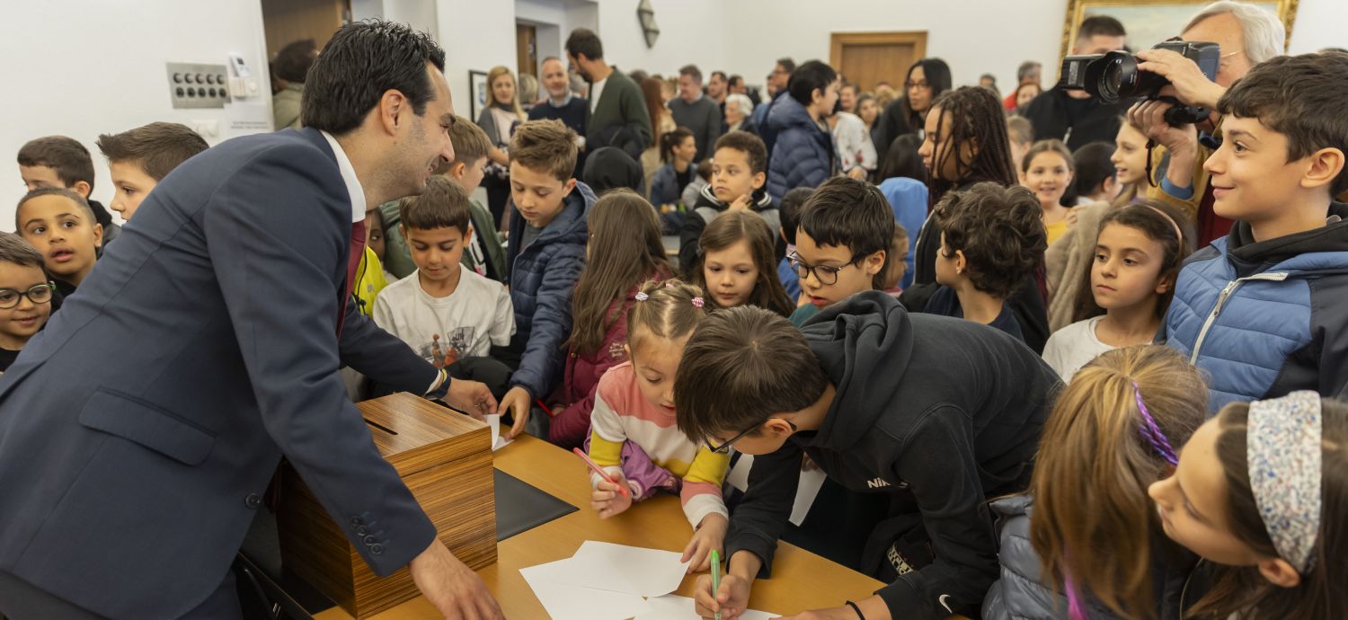 Il giuramento del neo sindaco Nicola Pini, davanti a moltissimi bambini: “Che Locarno sia la città di tutti i suoi abitanti, nessuno escluso”