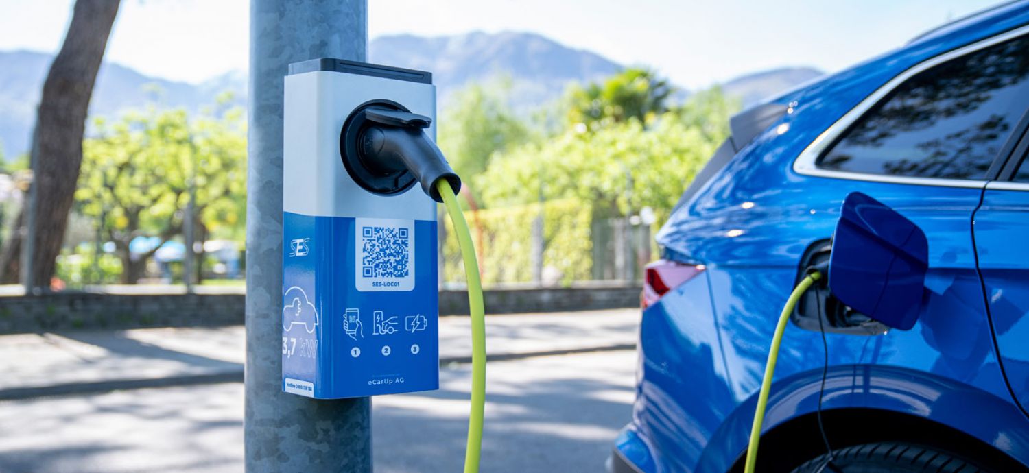 Ora l'auto si ricarica anche dai pali della luce