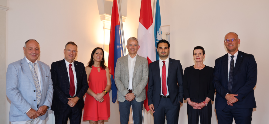 Beat Jans ha firmato il Libro d’oro di Locarno